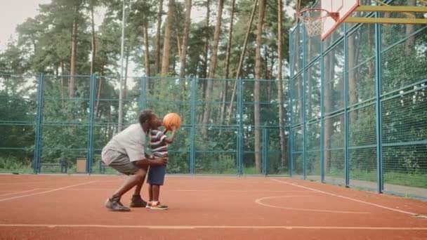 Afroamerykanin Kochający Ojciec Spędzający Czas Dzieckiem Dworze Grającym Koszykówkę Tata — Wideo stockowe