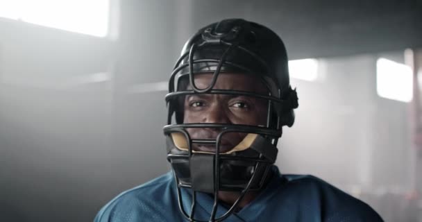 Retrato Hombre Afroamericano Guapo Mirando Cámara Atractivo Jugador Con Casco — Vídeos de Stock