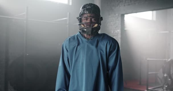 Portrét Dobře Vypadajícího Afroameričana Rukavicích Helmě Sportovní Uniformě Stojícího Před — Stock video