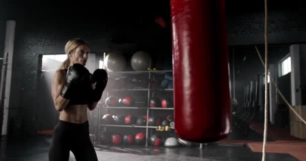 Zooma Charmig Vit Kvinna Bär Komplett Svart Outfit Med Boxningshandskar — Stockvideo