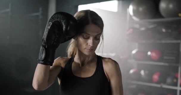 Porträtt Vit Kvinna Bär Fitness Top Och Har Boxningshandskar Står — Stockvideo
