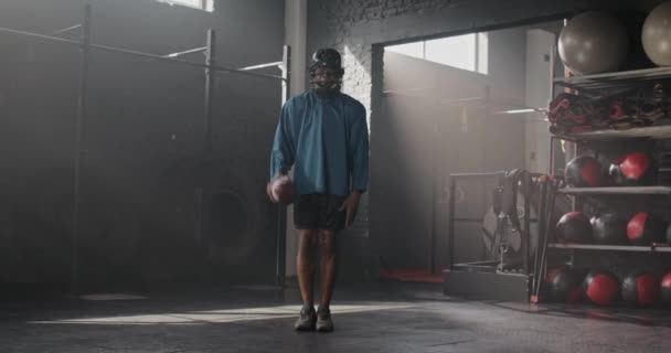 Vonzó Afro Amerikai Sportoló Sisakkal Csapat Egyenruha Holding Ball Felkészülés — Stock videók