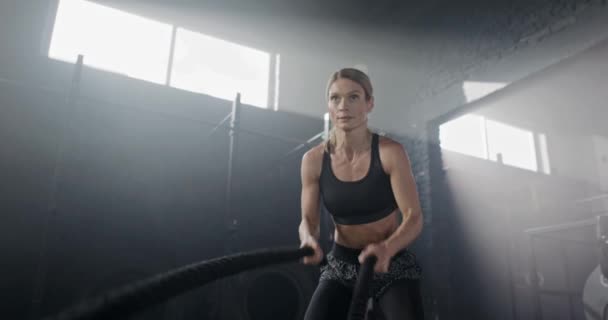 漂亮的女人 在健身房有合适的身体训练 在波浪运动中锻炼和使用绳索 漂亮的女性喜欢健身和锻炼她的身体耐力 锻炼概念 — 图库视频影像