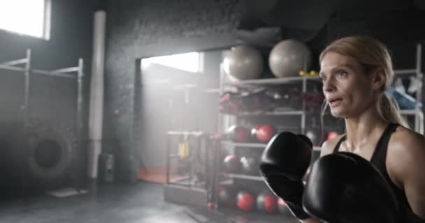 Attraktiv Vit Tjej Som Aktivt Slår Boxningssäck Gymmet Ganska Sportig — Stockvideo