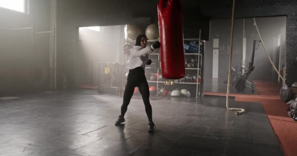 Привлекательная Белая Женщина Занимается Боксом Спортзале Очаровательная Женщина Бинтами Руках — стоковое видео