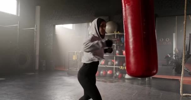 让更多漂亮的白人女性穿着带着拳击绷带的头巾和运动服 参加健身俱乐部的训练 迷人的女人拳打脚踢打拳击袋 体育常规的概念 — 图库视频影像
