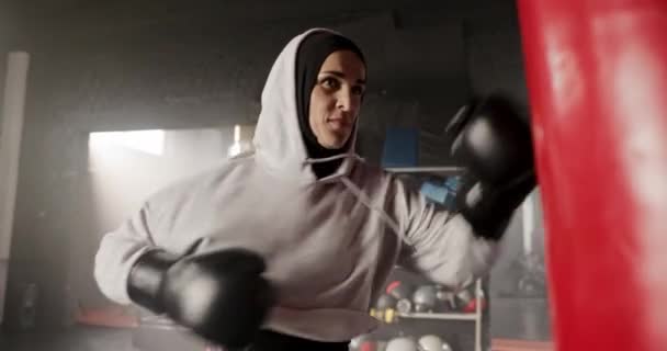 Professionell Kvinna Boxare Aktiv Boxning Boxningssäck Ung Kvinna Som Använder — Stockvideo