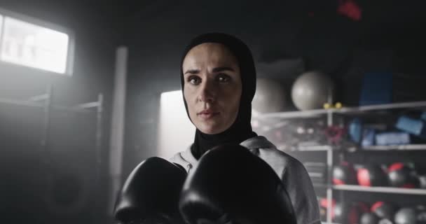 Porträtt Kaukasiska Kvinnliga Boxare Sneglande Och Tittar Rakt Kameran Mörk — Stockvideo