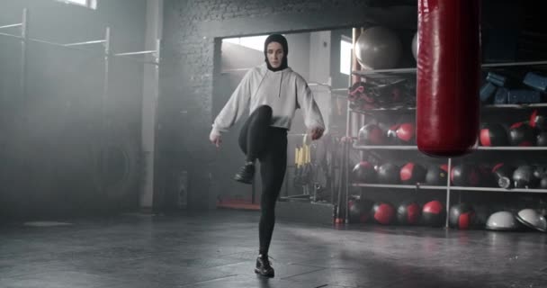 Güzel Formda Bir Kadın Spor Kulübüne Girmeden Önce Vücudunu Esnetiyor — Stok video