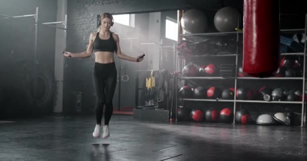 Mulher Adorável Usando Corda Salto Ginásio Escuro Mulher Esportes Vestindo — Vídeo de Stock