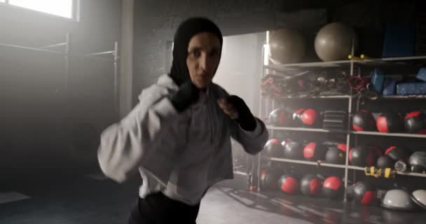 Snygg Vit Kvinna Koncentrerar Sig Boxning Framför Kameran Sportig Kvinna — Stockvideo