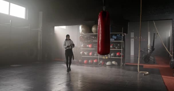 美丽的白人女运动员走在黑暗的拳击馆 漂亮的女性手握和包扎绷带 准备训练拳击或跆拳道 努力概念 — 图库视频影像