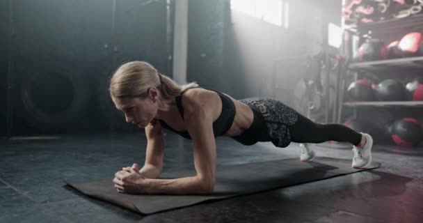 迷人的白人女人在影子健身俱乐部的瑜伽垫上做跳板运动 漂亮的女性 体格强壮 耐力强 耐久性概念 — 图库视频影像