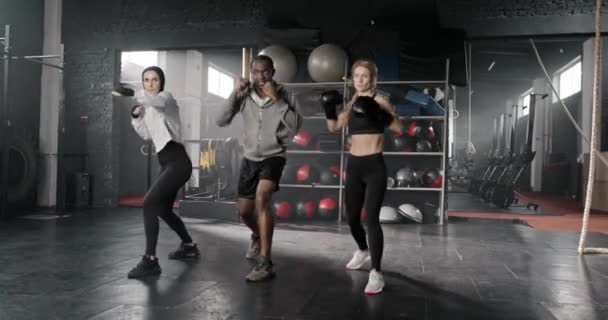 Sportiv Blandras Fitness Grupp Bär Boxningshandskar Och Bandage För Händer — Stockvideo