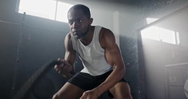 有吸引力的动机的非洲裔美国男人蓄着胡子 在黑暗的体育健身房用绳索训练 严肃的男人专注于实现健康而性感的身体的目标 健美操的概念 — 图库视频影像