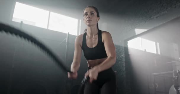 可敬的高加索强壮女人在波浪运动中使用绳索 在体育馆里做有氧运动热身 迷人的女性与肌肉的身体 积极地 精力充沛地训练 体操常规 — 图库视频影像