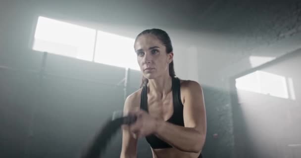 白种人美女 身穿运动上衣 系着绳索 在体育馆进行健身锻炼 迷人的女性训练肌肉和身体 健美的概念 — 图库视频影像