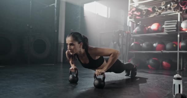 Attraktiv Kaukasisk Kvinna Som Bär Svart Sportkläder Träning Skugga Fitness — Stockvideo