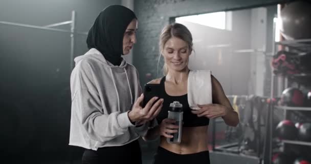 Vackra Vita Kvinnor Sportkläder Vila Mellan Träningspass Skugggym Centrum Attraktiv — Stockvideo
