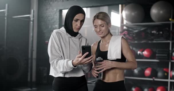 Atraktivní Kavkazské Sportovní Ženy Komunikující Stínové Fitness Tělocvičně Hezký Trenér — Stock video