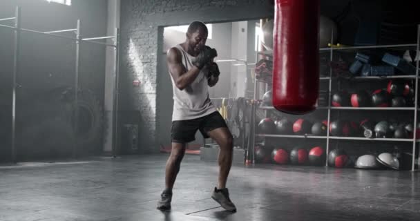 英俊的非洲裔美国拳击手 用绷带 运动服 拳打脚踢想象中的对手而不是拳打脚踢袋 英俊的男性训练 练拳击技巧 强的概念 — 图库视频影像