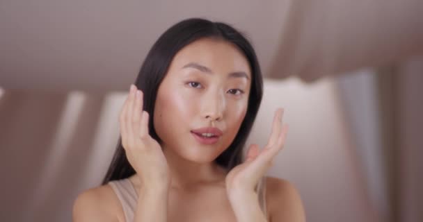 Hübsche Asiatin Die Sich Durch Gesunde Und Saubere Haut Wohlfühlt — Stockvideo