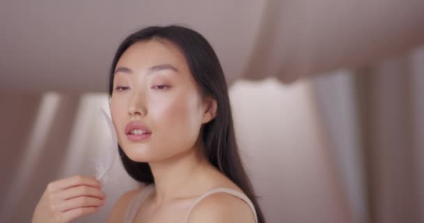 Porträt Eines Asiatischen Weiblichen Gesichts Mit Feder Das Einen Hübschen — Stockvideo