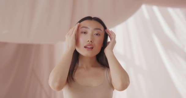 Attraktive Asiatin Posiert Vor Der Kamera Hübsches Mädchen Mit Gesunder — Stockvideo