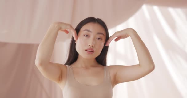 Asiatin Berührt Sauberes Gesicht Und Bewundert Gesunde Weiche Haut Hübsches — Stockvideo