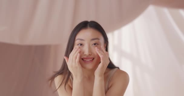 Csinos Fiatal Ázsiai Rendszeresen Masszírozza Arcát Minden Reggel Boldog Mosolyog — Stock videók