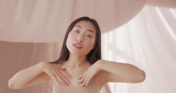 亚洲女人对健康美丽的身体感到快乐的画像 漂亮的女性看着镜头 摆出姿势 展现完美的皮肤 抚摸着柔滑的头发 — 图库视频影像