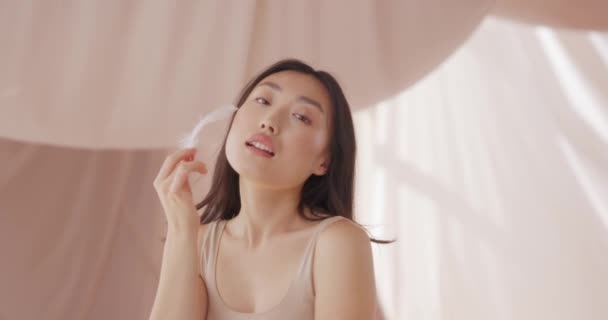 Portraitaufnahme Einer Hübschen Asiatischen Frau Die Ihr Gesicht Mit Federn — Stockvideo