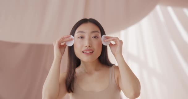 Schöne Asiatische Frau Reinigt Die Gesichtshaut Hübsche Junge Frau Benutzt — Stockvideo