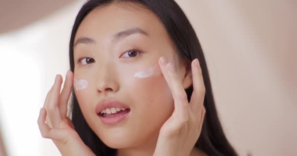 Mulher Asiática Atraente Aplicando Creme Gel Hidratante Pele Limpa Pela — Vídeo de Stock