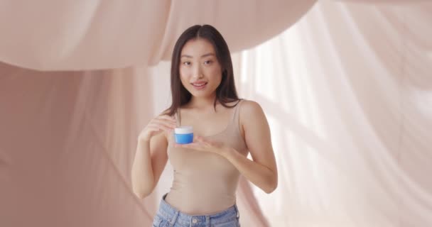 Gros Plan Femme Asiatique Heureuse Debout Devant Caméra Avec Produit — Video