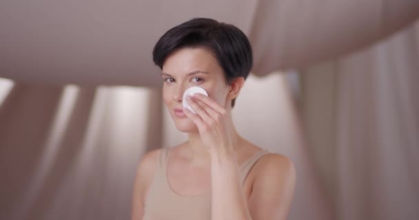 Gut Aussehende Kaukasierinnen Reinigen Gesichtshaut Und Verwenden Baumwollschwamm Hübsche Frau — Stockvideo