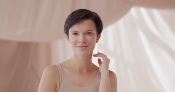 Egy Fiatal Kaukázusi Modell Portréja Amint Kamera Előtt Mosolyog Bájos — Stock videók