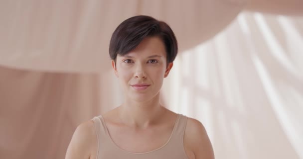 Porträtt Vit Kvinna Med Fyrkantig Frisyr Som Tittar Rakt Sneglar — Stockvideo