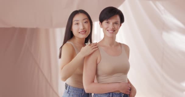 Retrato Mujeres Caucásicas Asiáticas Sonriendo Mirando Cámara Atractivos Modelos Multiétnicos — Vídeo de stock