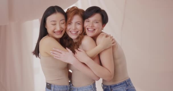 Schöne Gemischte Frauen Die Vor Laufender Kamera Lachen Und Sich — Stockvideo