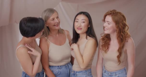 Alegremente Mujeres Raza Mixta Sonriendo Divirtiéndose Abrazándose Mujeres Felices Salón — Vídeo de stock