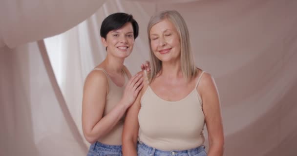 Portrétní Záběr Okouzlujících Žen Které Dívají Přímo Kamery Usmívají Objímají — Stock video