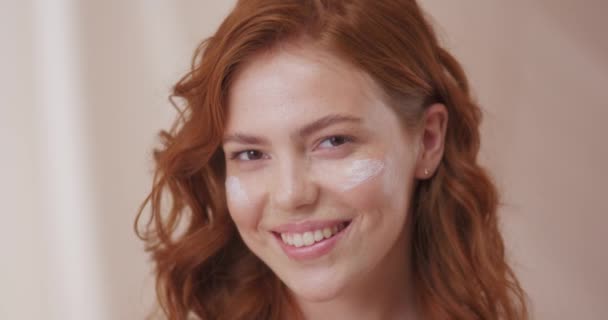 Atractiva Mujer Hermosa Con Pelo Rizado Aplicando Crema Facial Encantadora — Vídeos de Stock