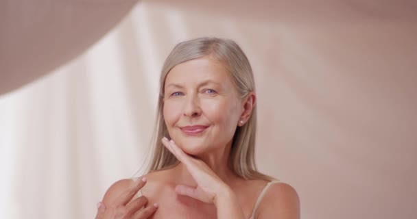 Retrato Mulher Adulta Caucasiana Posando Para Câmera Mostrando Rosto Bonito — Vídeo de Stock