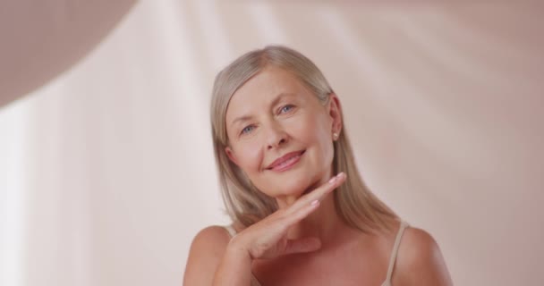 Портрет Белой Взрослой Женщины Чистым Лицом Косметологическим Продуктом Красивая Женщина — стоковое видео
