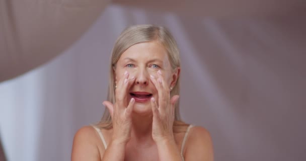Atractiva Mujer Adulta Caucásica Haciendo Masajes Para Cara Hermosa Mujer — Vídeo de stock