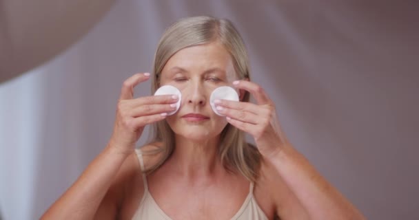迷人的白人成年女性使用棉质海绵 洗脸和护肤 漂亮的女性使用面部热水或补品 分布于肌肤按摩 清洁毛孔 — 图库视频影像