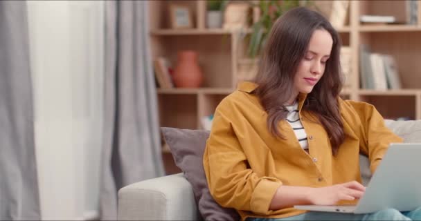 Gyönyörű Fehér Kényelmes Kanapén Könyvtárban Csinos Laptoppal Üzenetváltással Örömmel Nézek — Stock videók