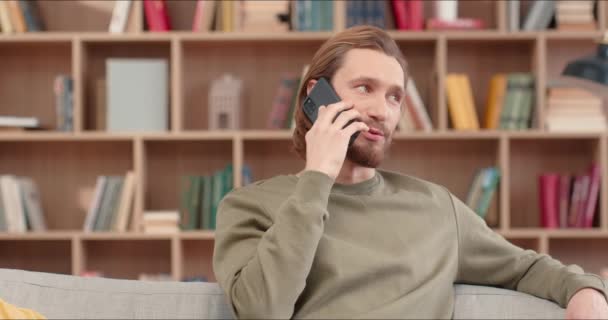 Hombre Caucásico Guapo Con Barba Hablando Por Teléfono Con Amigo — Vídeo de stock