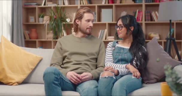 Kütüphanesinde Rahat Bir Koltukta Oturan Çekici Bir Çift Birbirlerine Bakıp — Stok video